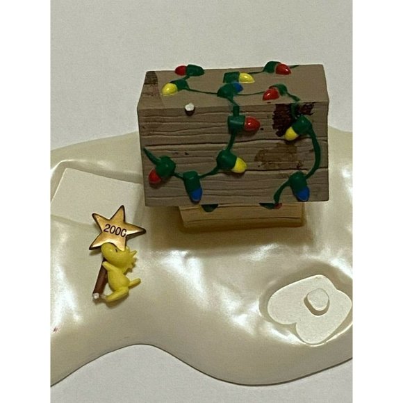 Hallmark Peanuts Woodstock on Doghouse Plastic Display First in Collection of 5 - Picture 5 of 15